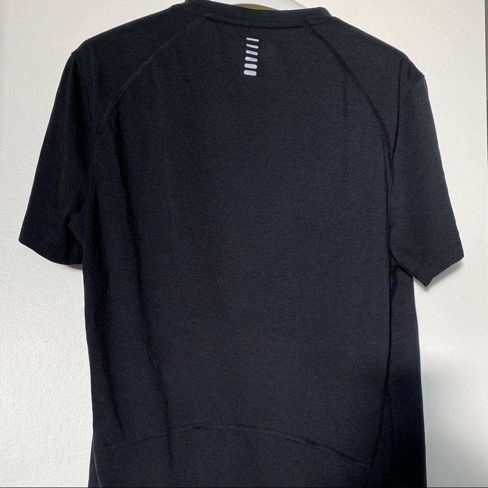 Under Armour HeatGear Running/ Gym Shirt , Size M  Fitted - Picture 2 of 5